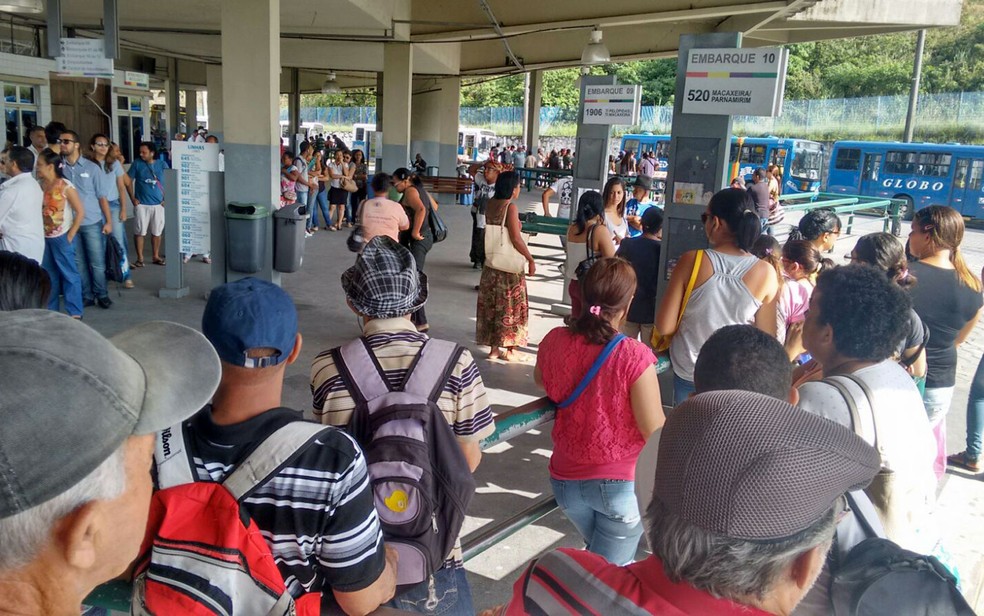 Terminal Integrado da Macaxeira, no Recife, funciona durante toda a madrugada do sábado (8) — Foto: Everaldo Silva/TV Globo