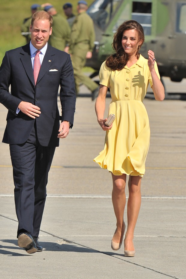 Prince William, Duke of Cambridge and Catherine, Duchess of Cambridge arrive at the Calgary International Airport on July 7, 2011 in Calgary, Canada.  (Foto: WireImage)