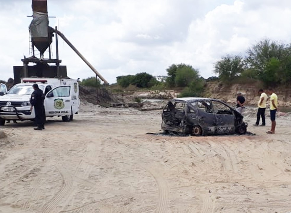 Corpo carbonizado foi encontrado dentro do carro incendiado â€” Foto: PM/DivulgaÃ§Ã£o