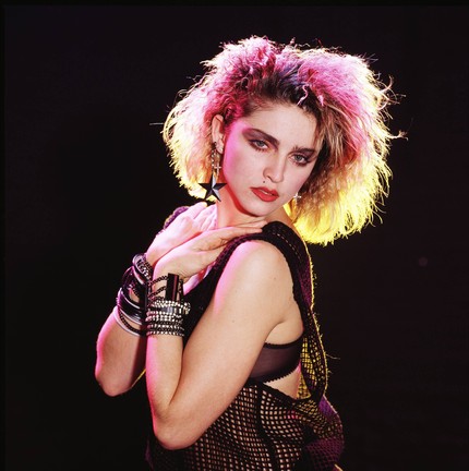 Madonna no início da carreira, nos anos 80, com o visual que se tornou ícone da década.