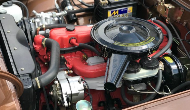 Motor do Opala Comodoro 1976 restaurado que será dado de presente (Foto: Arquivo Pessoal)