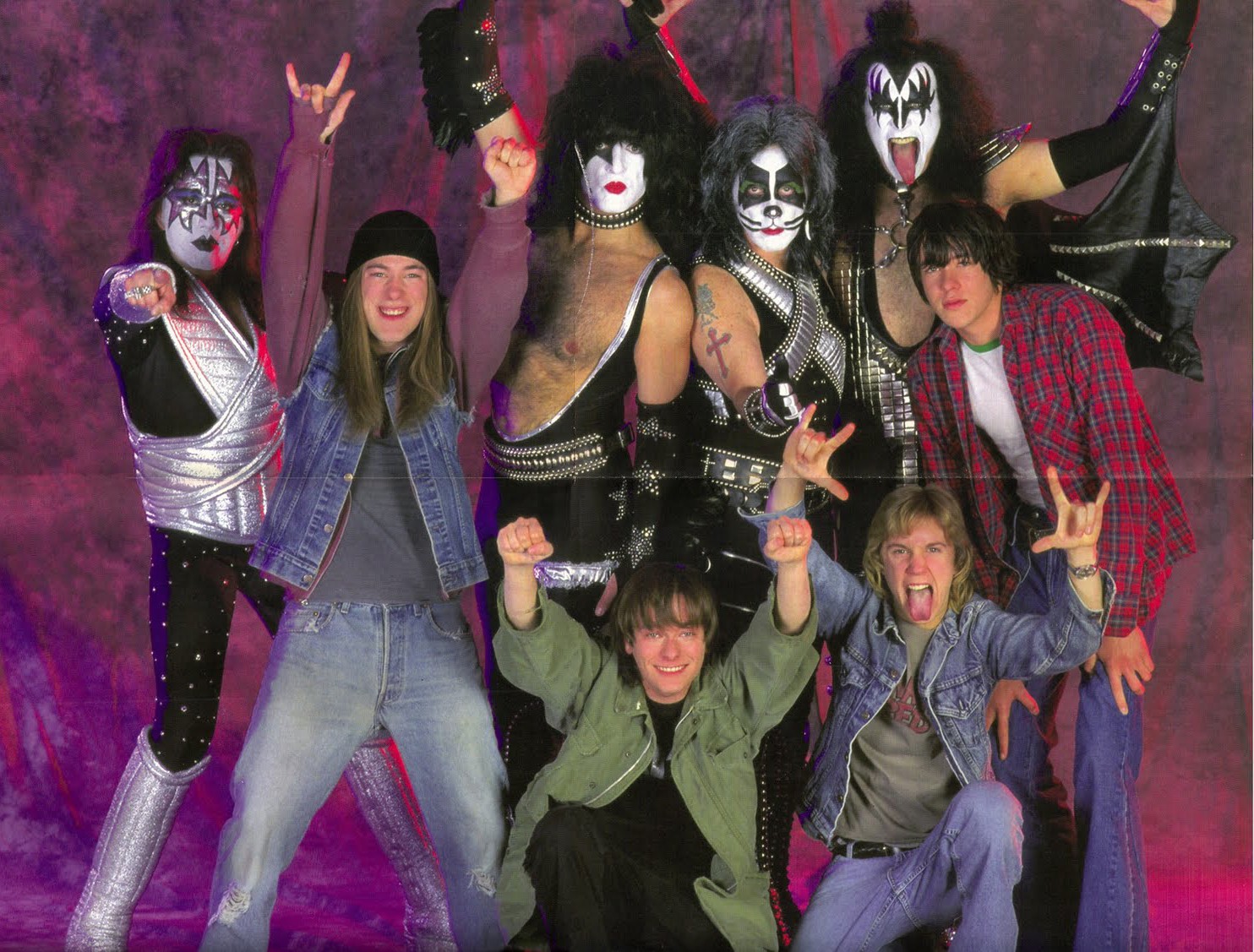 A banda Kiss e o elenco do filme em foto épica (Foto: Divulgação)