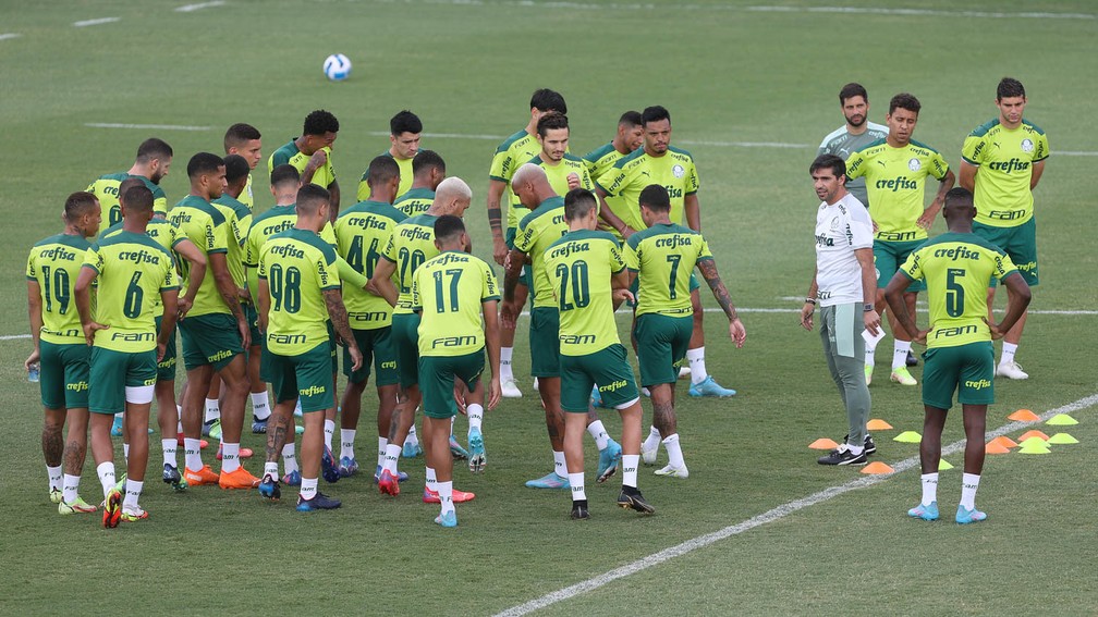 Abel Ferreira conversa com o elenco do Palmeiras durante treino  — Foto: Cesar Greco