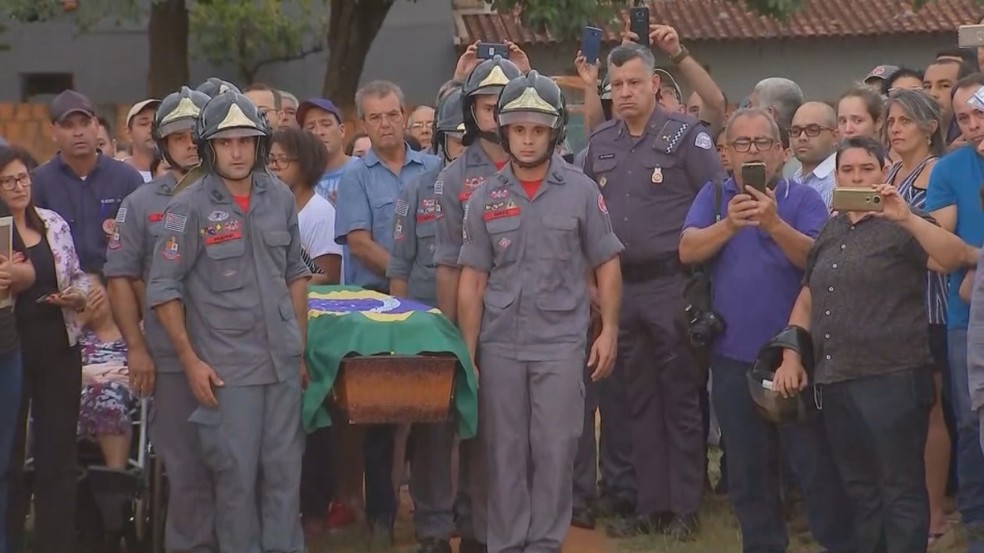 Bombeiros levam caixão do sargento Júlio César Delfino — Foto: Reprodução/TV TEM