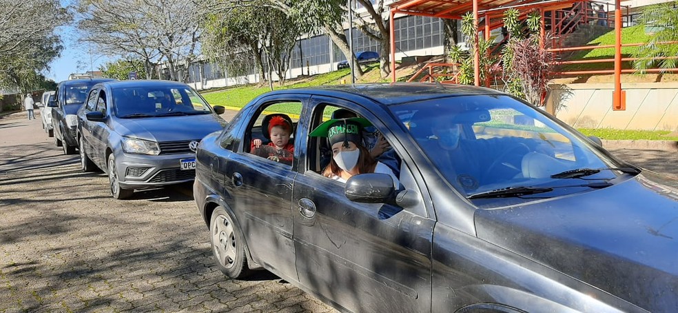 80 alunos participaram da celebração de formatura drive-in em Porto Alegre — Foto: Gabriel Araujo/Moglia Comunicação