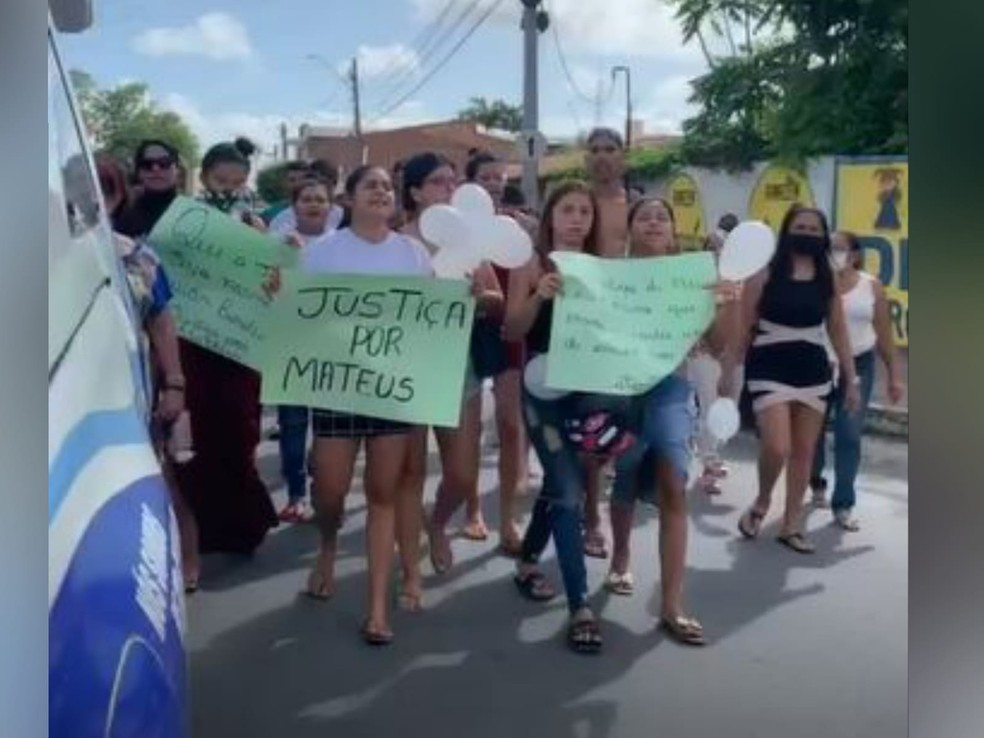 Familiares e amigos pedem justiça pela morte Matheus Silva Cruz, de 19 anos, assassinado por um policial militar de folga em Camocim, no Ceará. — Foto: Reprodução