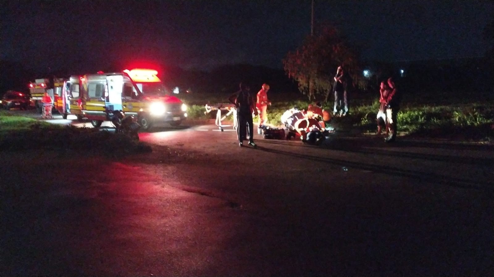 Duas pessoas ficam feridas após caírem de moto em Uberlândia; suspeita é que condutora tenha perdido controle da direção