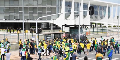 Bolsonaristas entraram em conflito com a polícia nos arredores do Palácio do Planalto — Foto: Evaristo Sá/AFP