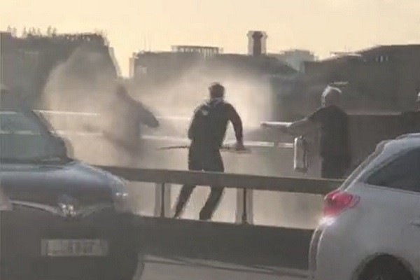 Com extintores, pedestres contem responsável por ataque que deixou dois mortos em Londres (Foto: Reprodução)