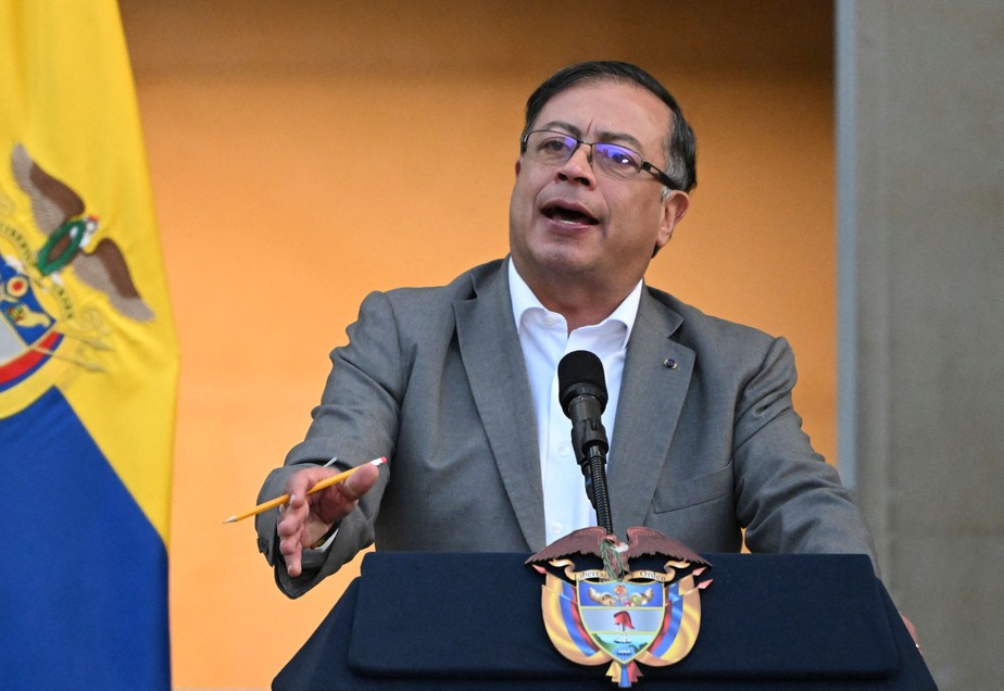 Gustavo Petro discursa durante evento no Palácio Presidencial de Narino, em Bogotá