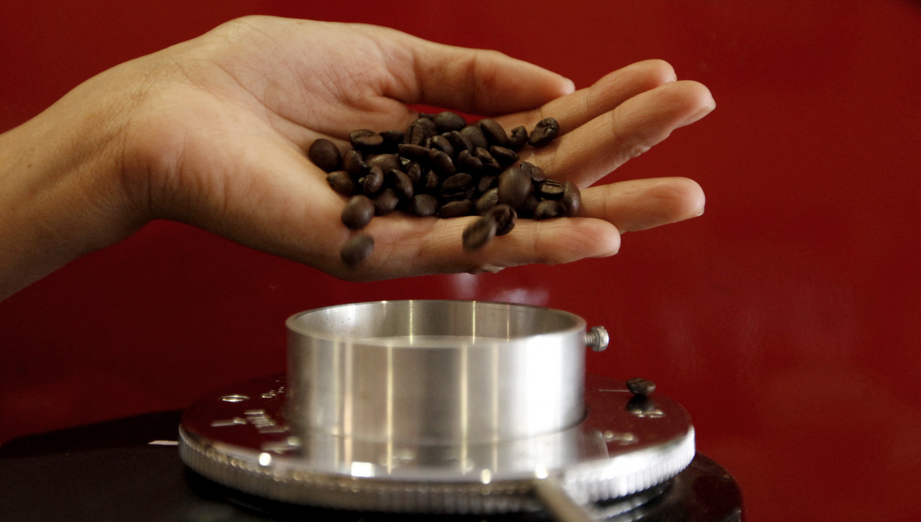 Preparação de café  (Foto: REUTERS/Nacho Doce)
