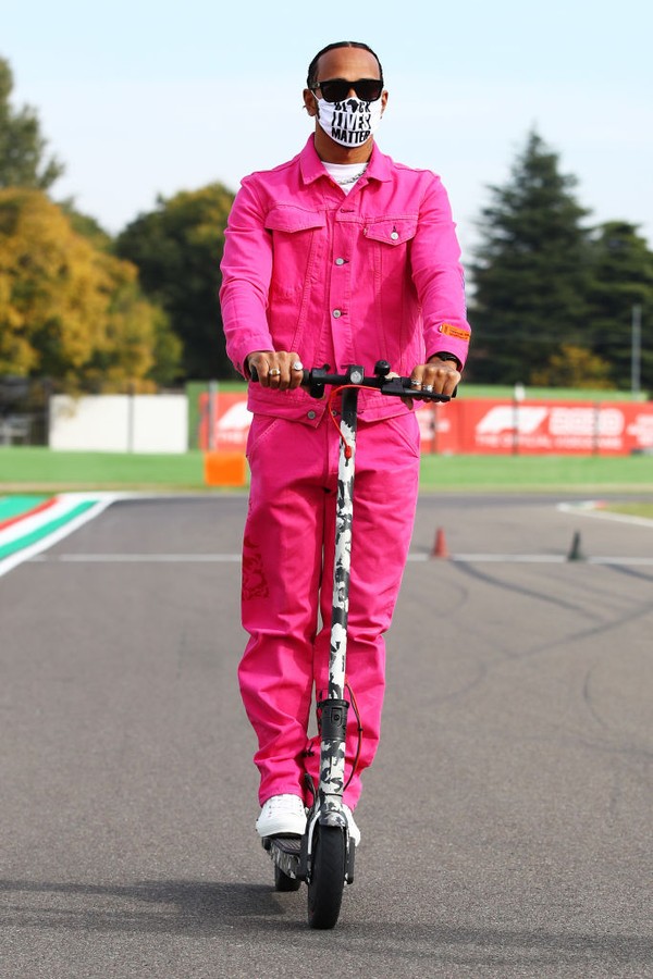 IMOLA, ITALY - OCTOBER 30: Lewis Hamilton of Great Britain and Mercedes GP rides a scooter round the circuit during previews ahead of the F1 Grand Prix of Emilia Romagna at Autodromo Enzo e Dino Ferrari on October 30, 2020 in Imola, Italy. (Photo by Mark  (Foto: Getty Images)