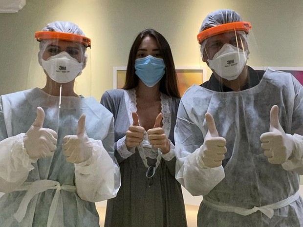 Romana Novais com médicos (Foto: Reprodução/Instagram)