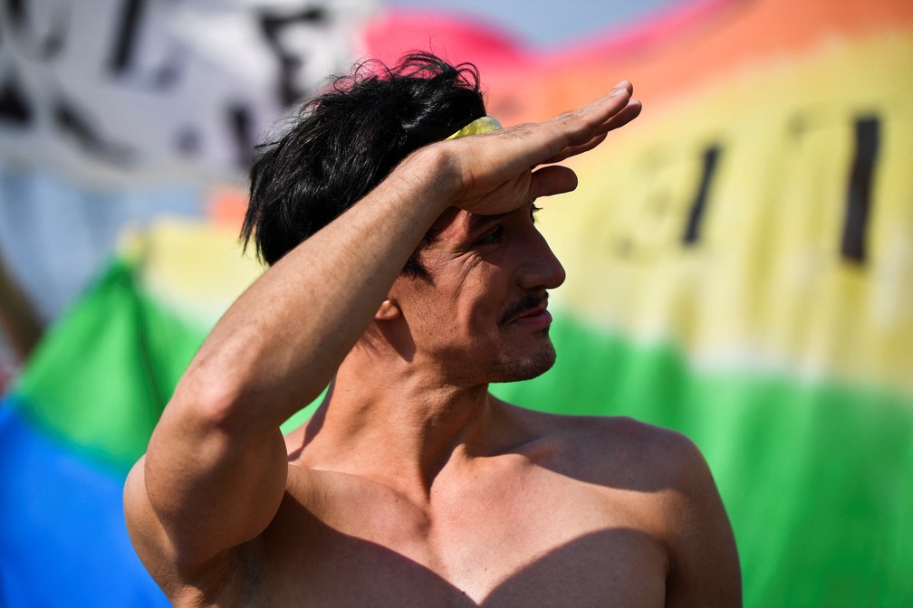 Parada do Orgulho de Budapeste recebe milhares de participantes sob calor escaldante — Foto: REUTERS/Marton Monus