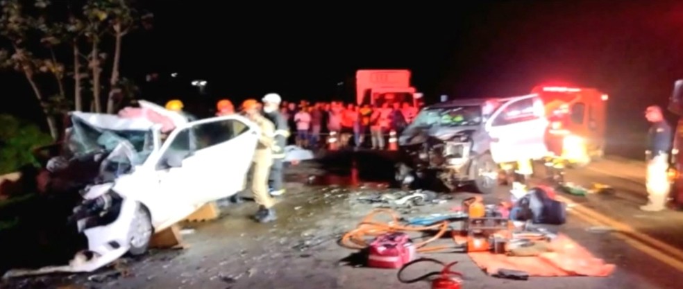Veículos ficaram destruídos com o impacto da batida. — Foto: Reprodução/RedesSociais