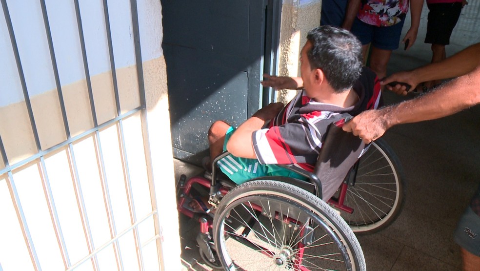 Eleitor nÃ£o conseguiu entrar com cadeira de rodas em local de votaÃ§Ã£o no PiauÃ­ â Foto: ReproduÃ§Ã£o/TV Clube