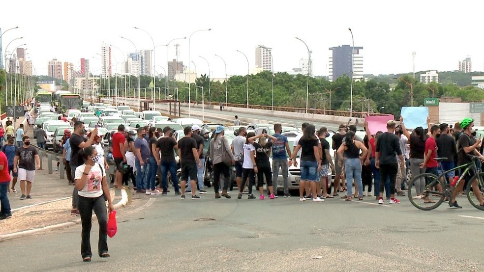 Artistas protestam contra restrições no PI e fecham cruzamentos na Av. Frei Serafim — Foto: Reprodução/TV Clube
