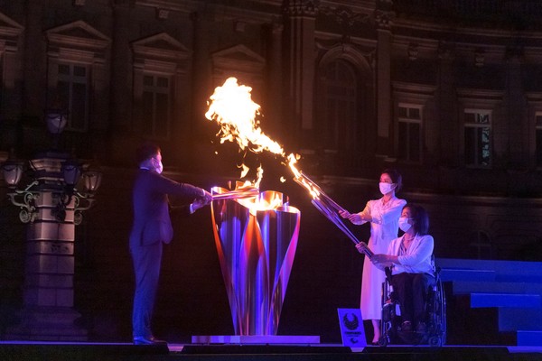 Tocha paralímpica é acesa em Tóquio — Foto: REUTERS/Thomas Peter