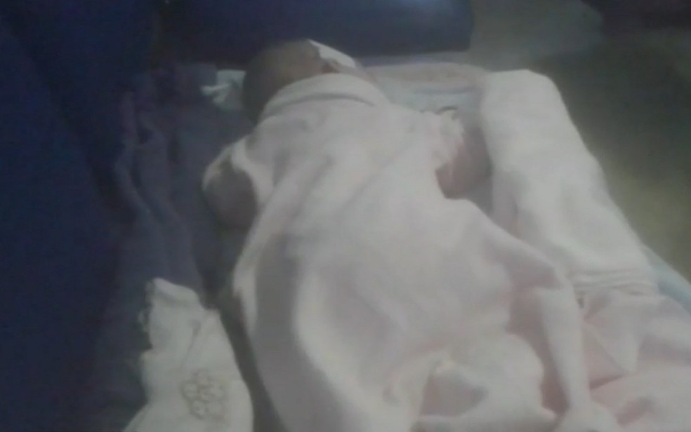 Bebê internado em cadeira, de forma improvisada, no HMI, em Goiânia — Foto: Reprodução/TV Anhanguera