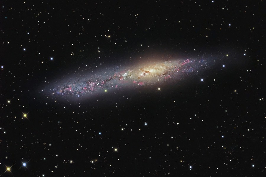 Galáxias irregulares não se encaixam nas duas outras categorias. A NGC 55 é irregular (Foto: Don Goldman)