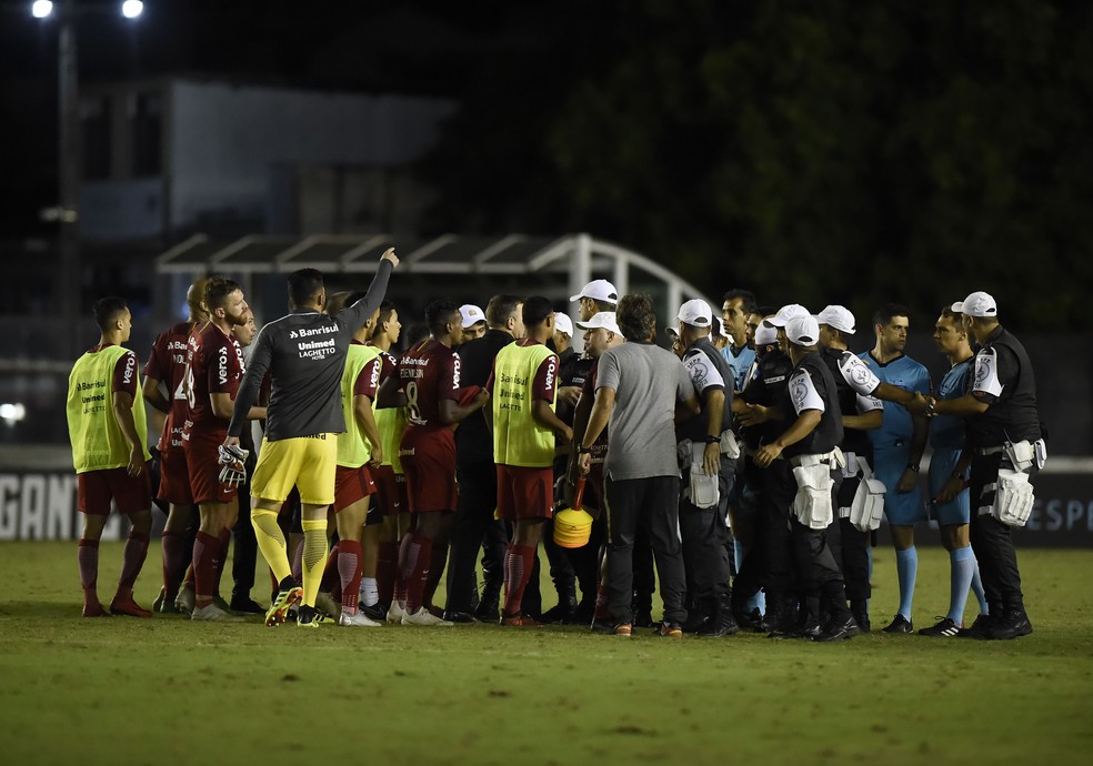 Colorados cercam juiz após apito final — Foto: André Durão
