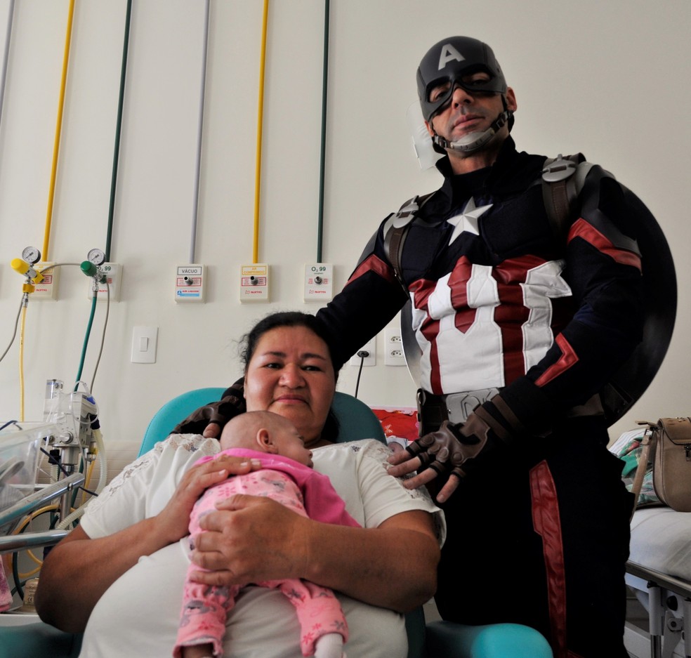 Até os pacientes recém nascidos são visitados por Francisco, que veste de Capitão América em Poços de Caldas (MG) — Foto: Camilla Resende/G1
