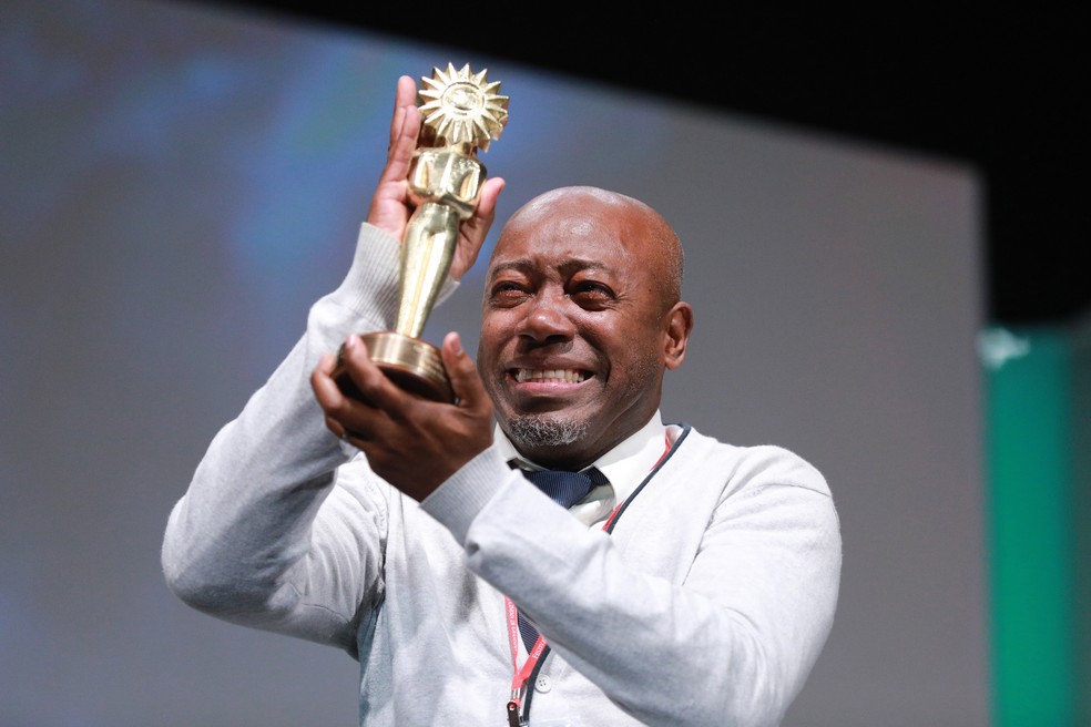 Nando Cunha chorou ao receber o troféu (Foto: Diego Vara / Pressphoto)