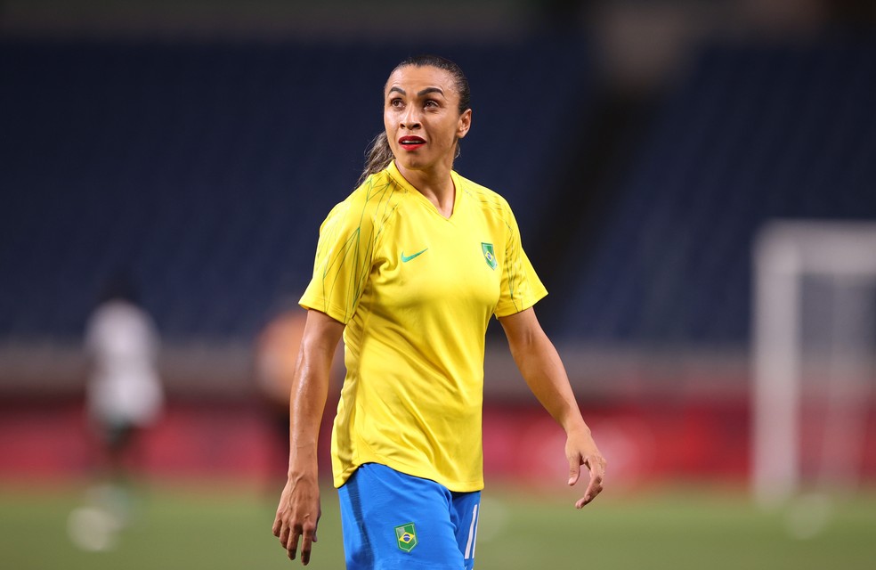 Marta no aquecimento da seleção brasileira feminina de futebol nas Olimpíadas de Tóquio — Foto: REUTERS/Molly Darlington