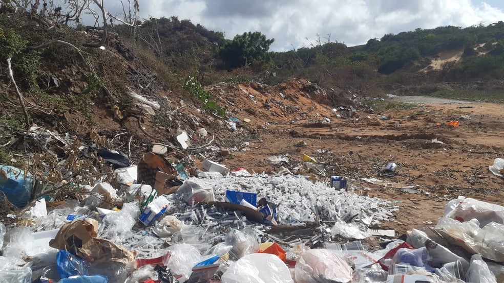 Material foi descartado no bairro de Candelária, em Natal — Foto: Sérgio Henrique Santos/Inter TV Cabugi