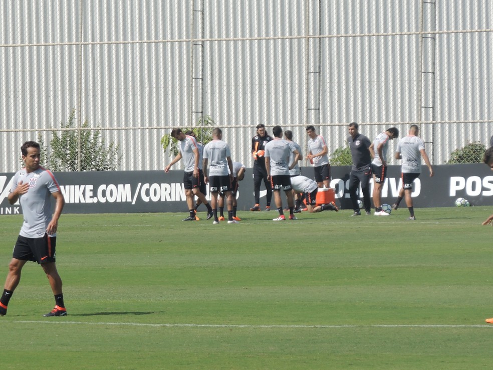 Jadson é poupado, e Corinthians tem duas mudanças para enfrentar o Atlético-MG