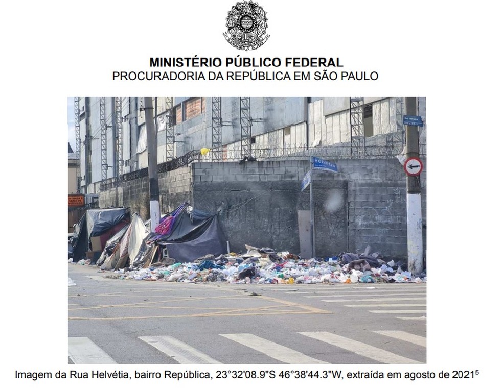 Lixo acumulado na rua Helvétia, no Centro de São Paulo, segundo a ação do Ministério Público Federal (MPF). — Foto: Reprodução