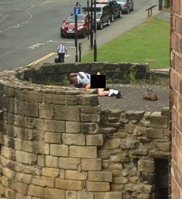 Casal provocou indignação em Newcastle ao ser flagrado fazendo sexo nas antigas muralhas da cidade (Foto: Reprodução/Twitter/Simon Gallagher)