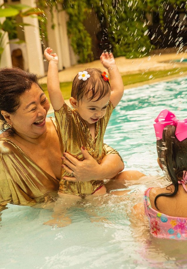 Dona Kika Sato curte dia de piscina com os netos em Trancoso (Foto: Reprodução/Instagram)