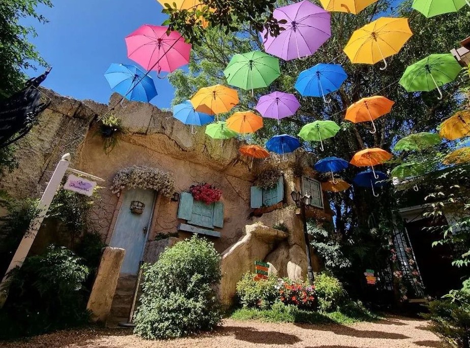 Os coloridos guarda-chuvas fazem a alegria de quem ama um cenário instagramável