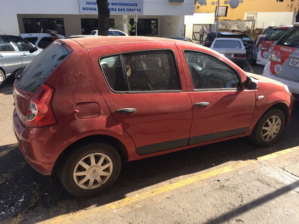 Parte da maconha foi localizada dentro do Renault Sandero (Foto: Stephanie Fonseca/G1)
