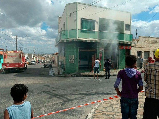 Incêndio em mercadinho na cidade de Vitória da Conquista, região sudoeste da Bahia (Foto: Anderson Oliveira/Blog do Anderson)
