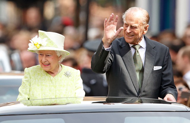 WINDSOR, UNITED KINGDOM - APRIL 21: (EMBARGOED FOR PUBLICATION IN UK NEWSPAPERS UNTIL 48 HOURS AFTER CREATE DATE AND TIME) Queen Elizabeth II and Prince Philip, Duke of Edinburgh travel through Windsor in an open top Range Rover after her 90th Birthday Wa (Foto: Getty Images)