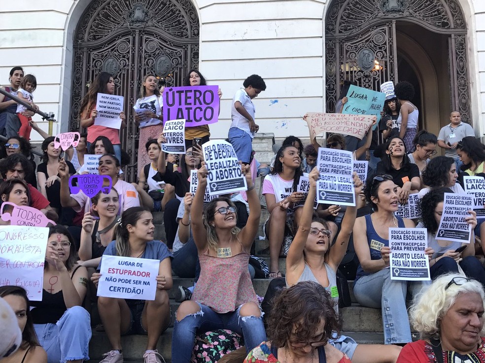 Mulheres protestam contra a PEC 181 na escadaria da Câmara (Foto: Matheus Rodrigues/G1)