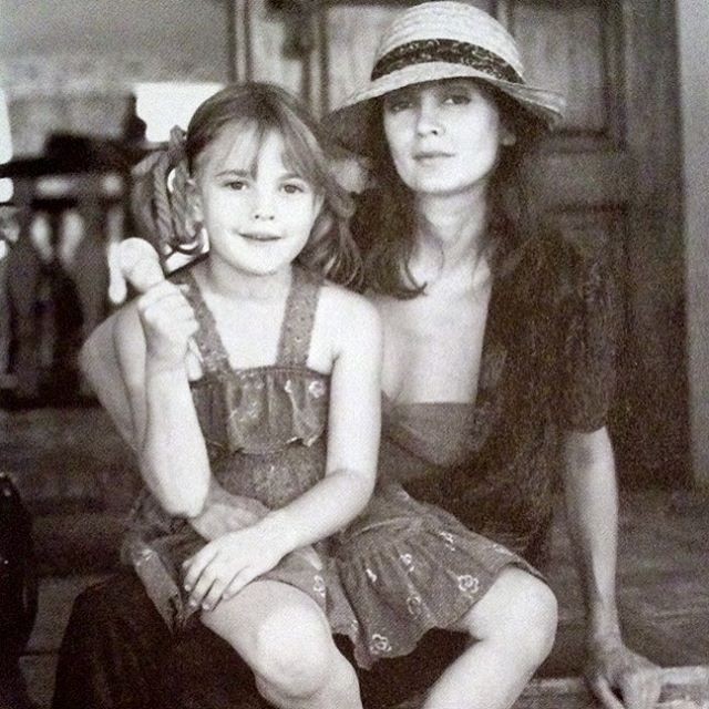 Drew Barrymore no colo da mãe: iguaizinhas! (Foto: Reprodução/ Instagram)
