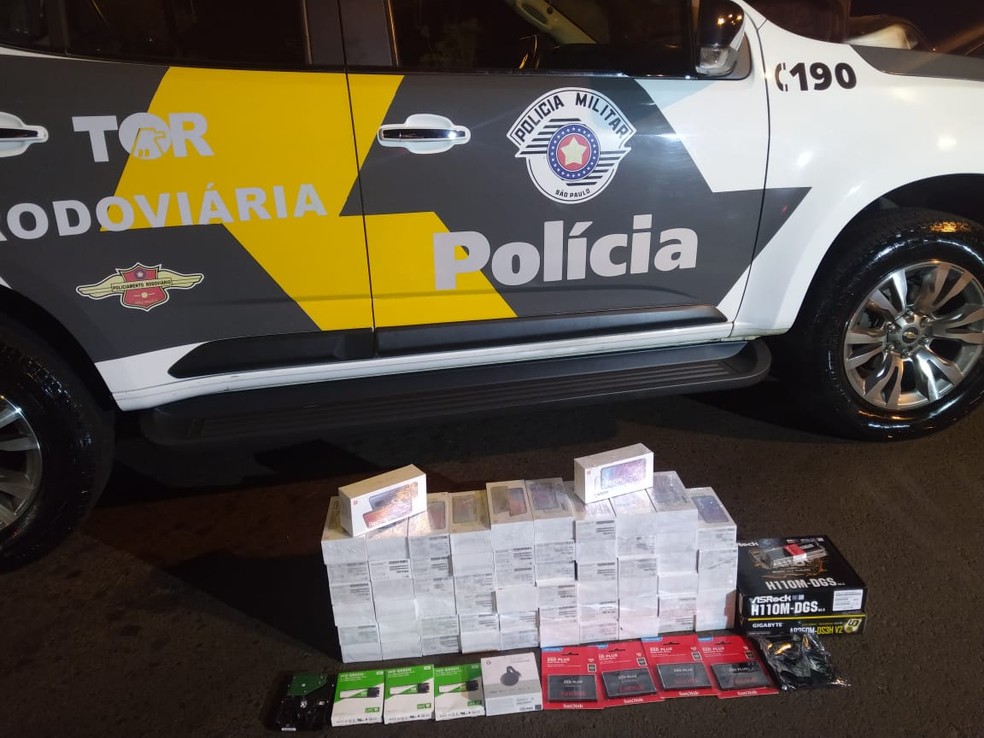 Pol&iacute;cia apreende mais de 60 celulares e pe&ccedil;as de computadores sem nota fiscal em Santa Cruz do Rio Pardo &mdash; Foto: Pol&iacute;cia Rodovi&aacute;ria/Divulga&ccedil;&atilde;o