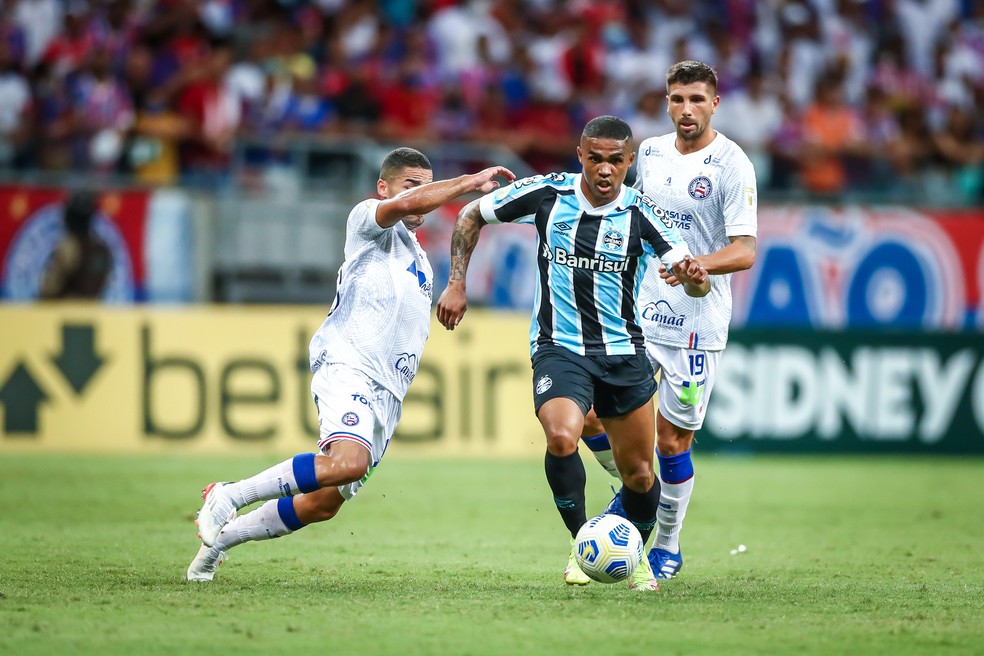 Douglas Costa entrou em derrota do Grêmio para o Bahia — Foto: Lucas Uebel/Grêmio