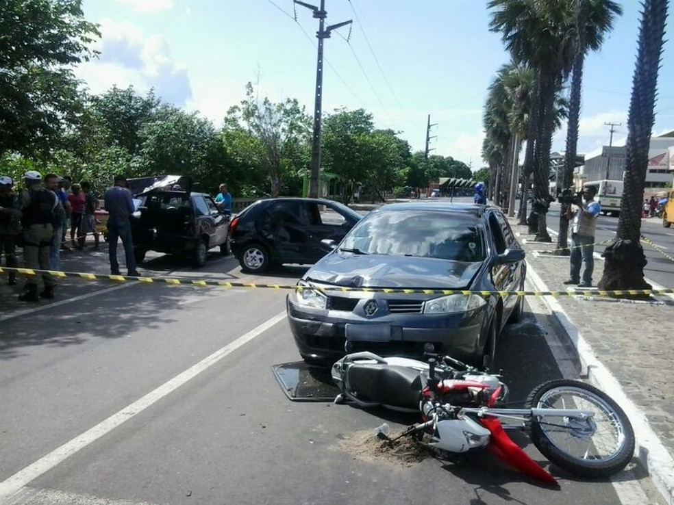 Acidente envolvendo motocicleta na Avenida Maranhão, Centro de Teresina — Foto: Aniele Teixeira/ TV Clube