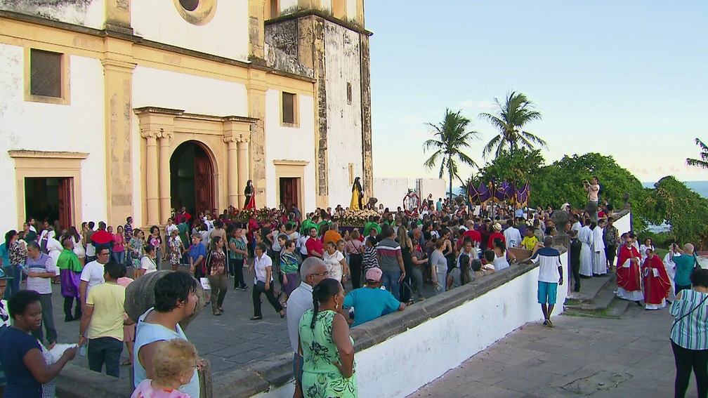 Fiéis foram à Catedral da Sé, em Olinda, para a procissão do Senhor Morto — Foto: Reprodução/TV Globo