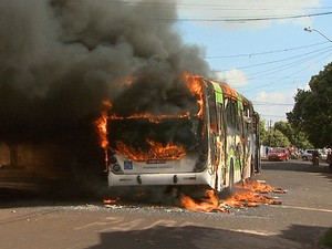Ônibus do transporte público de Ribeirão Preto (SP) é incendiado por populares após morte de suspeito de assalto (Foto: Paulo Souza/EPTV)