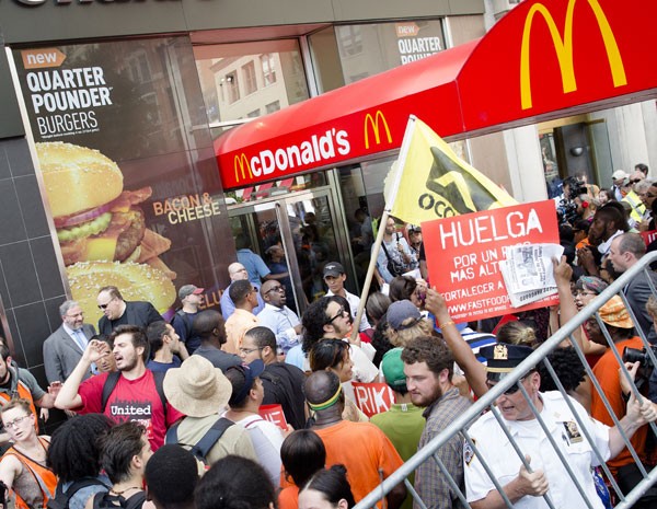 Apoiadores de trabalhadores do McDonald's protestam em loja de NY. (Foto: John Minchillo/AP Photo)