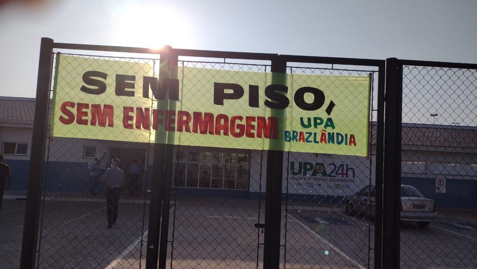 Faixa contra suspensão do piso salarial de profissionais de enfermagem, na UPA de Brazlândia, no DF — Foto: Reprodução