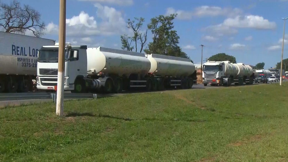 Caminhões-tanque com querosene para abastecer o Aeroporto de Brasília (Foto: TV Globo/Reprodução)