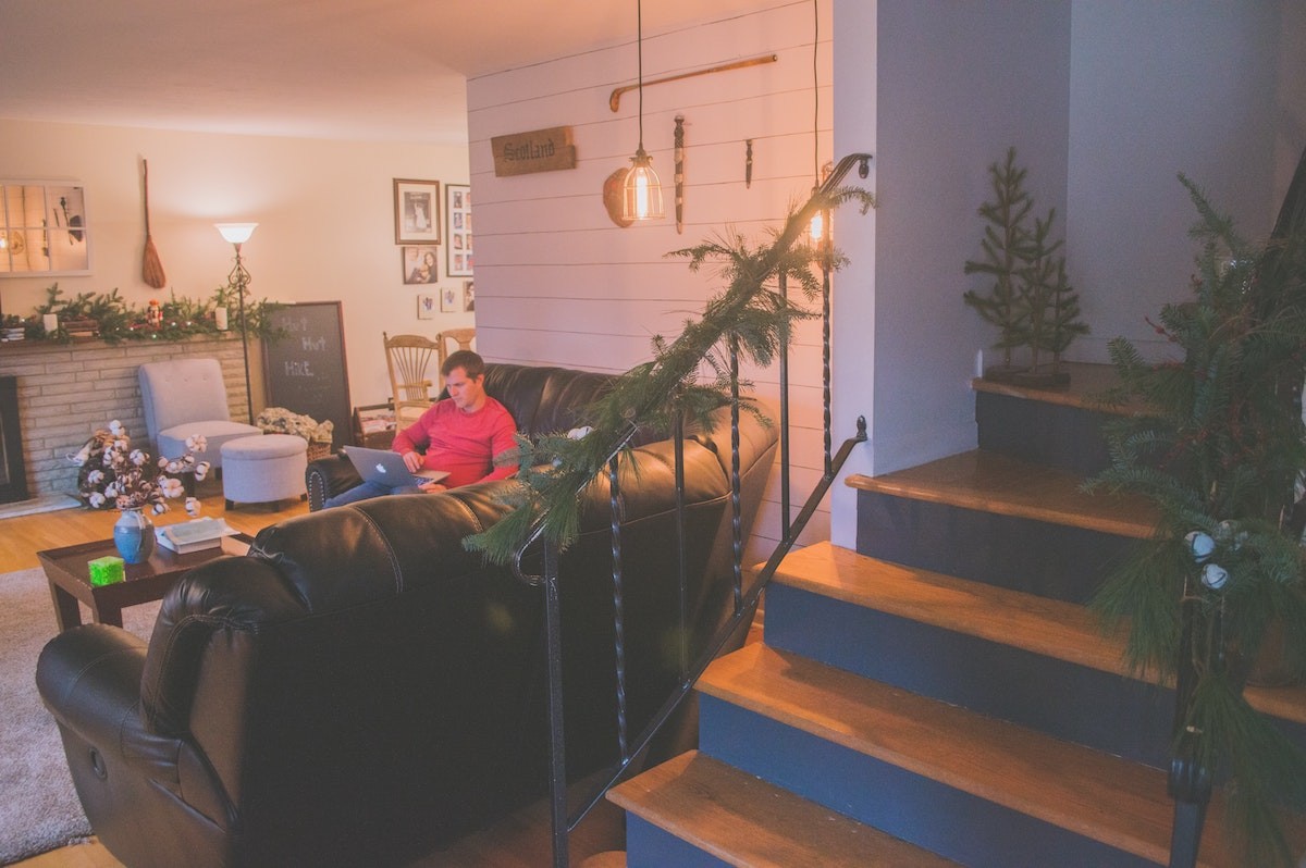 Pequenas árvores podem fazer uma decoração nos degraus da escada, mas precisa sobrar um espaço livre e seguro para que as pessoas possam transitar (Foto: Pexels / Jessica Lynn Lewis / CreativeCommons)