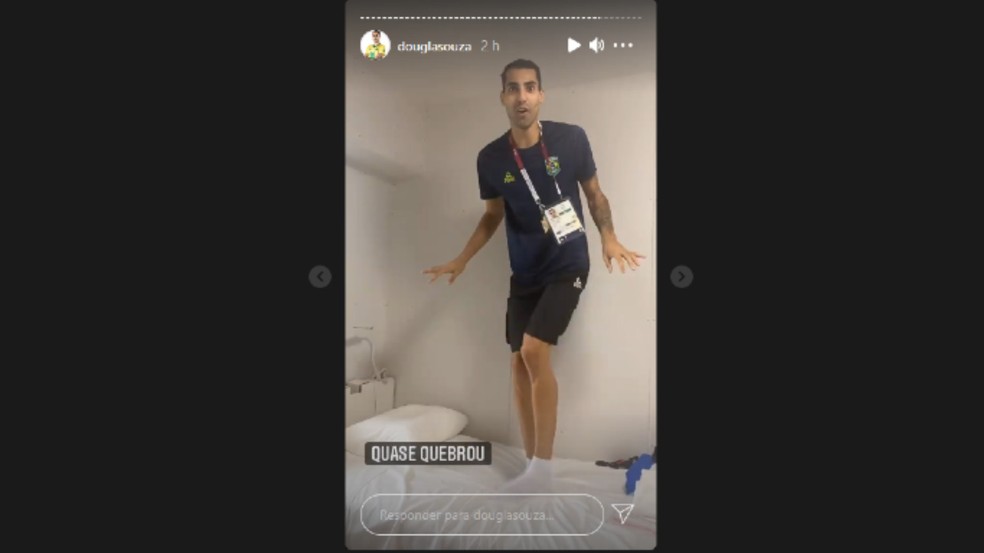 Douglas Souza pula e samba em cama do apartamento da vila olímpica — Foto: Reprodução
