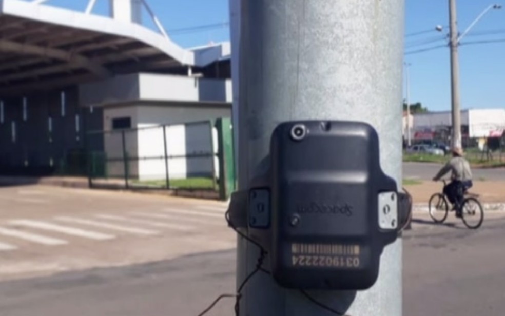 Tornozeleira eletrônica é vista em poste perto do Terminal Garavelo, em Goiânia — Foto: Reprodução/TV Anhanguera